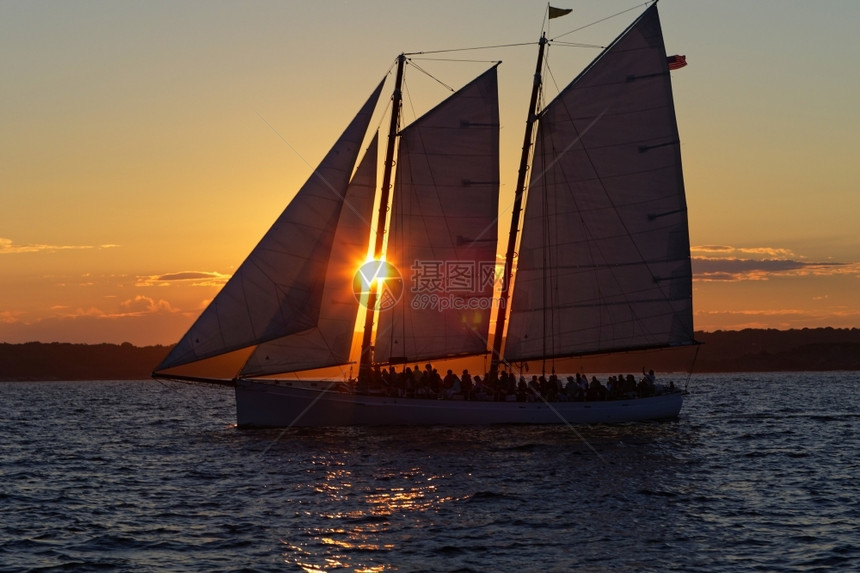 风自然运动日落时乘船航行在海洋日落时出图片