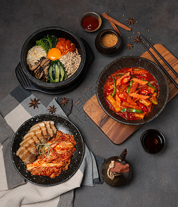 一桌美味的韩式料理图片