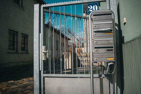 击灰栅栏上的德国金属信箱保护息图片