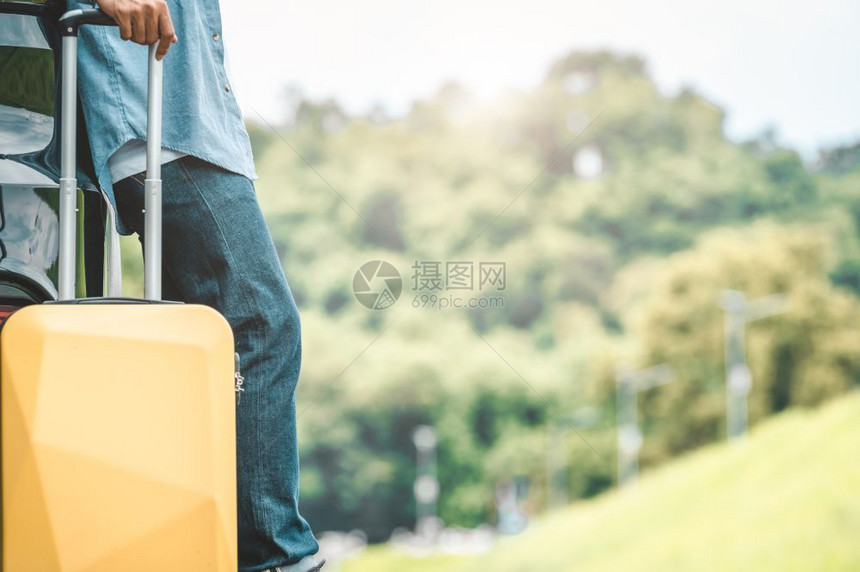 汽车放松常设交通和人们的生活方式概念户外旅游者在度假行中站着游者在行途中用黄色手提箱在夏季自然背景下搭乘黄色行李箱进公路旅时休息图片