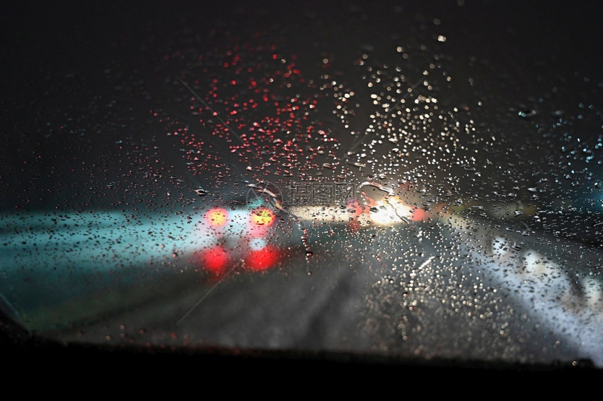 降雪危险的冬季道路上下雪危险冬季恶劣天气的危险晚间交通从司机配额的角度看车内面恶劣天气的危险夜间交通挡风玻璃大灯图片