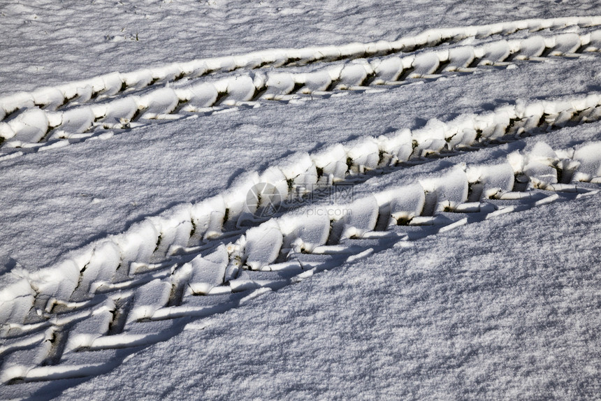 一种天气下雪后新中拖拉机的痕迹胎面技术的结构和痕迹细节拖拉机特写痕迹十二月图片