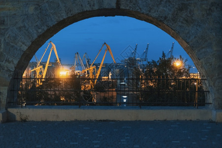 物流贸易工业的乌克兰奥德萨黎明时工业海港和装载起重机终端高清图片素材
