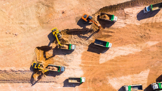 机械铲天线在建筑工地施的空中观察挖土机图片
