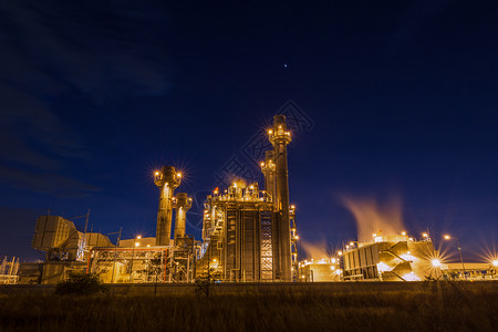 夜间燃气涡轮机发电厂塔行业排放图片