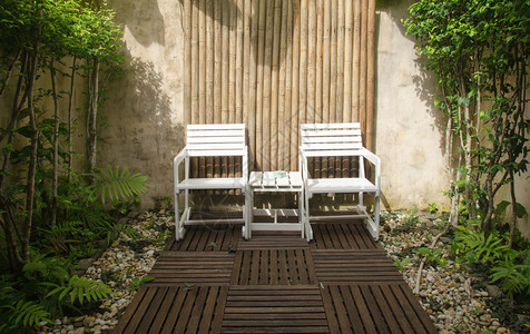 石头白色花园的两把木椅子分支乡村图片