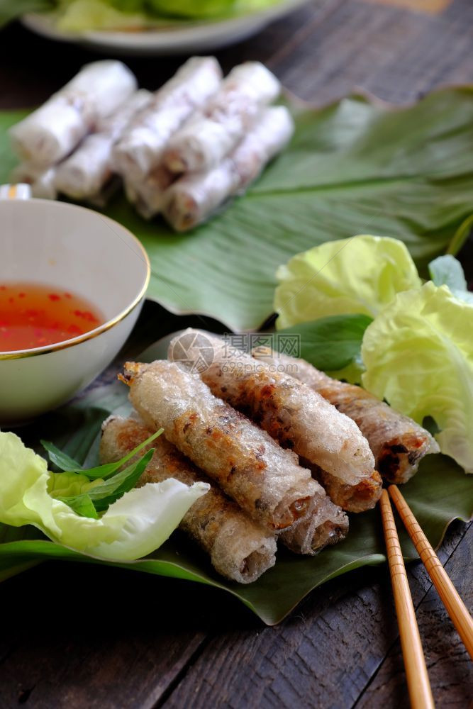 越南鸡蛋卷春或巧克力焦饭是越南菜食中流行的物由肉和包装纸用米塞成然后深炸吃沙拉和鱼酱炒黑色的美味图片