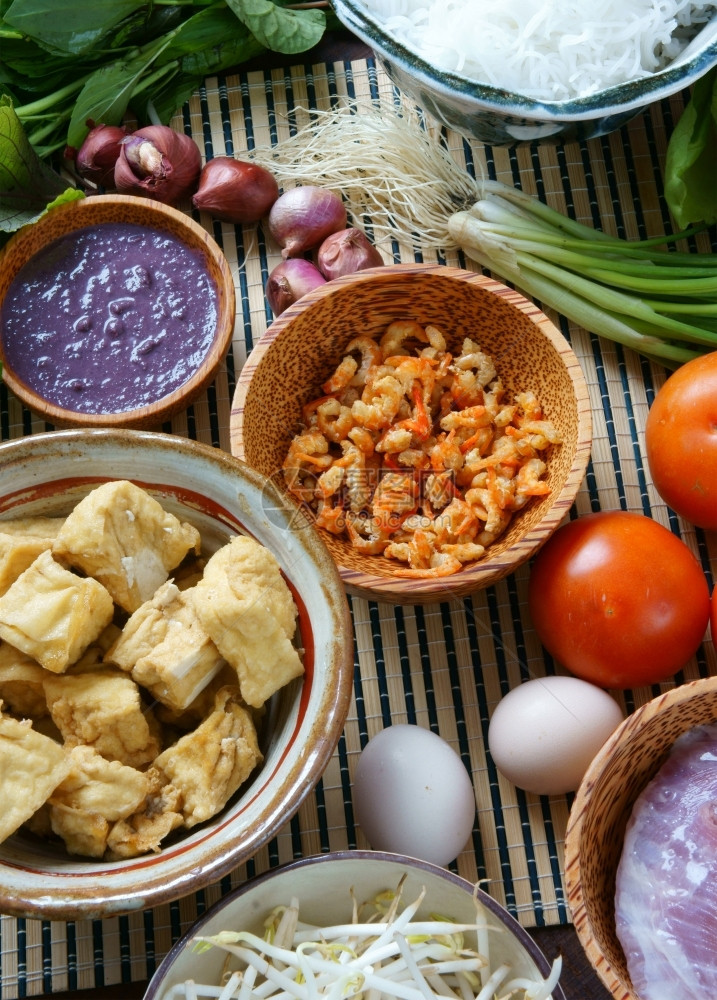 丰富多彩的著名本里厄越南食物著名菜如番茄螃蟹猪肉虾类沙拉扇菜鸡蛋蔬虾糊面包饭等原材料是越南的特殊饮食图片