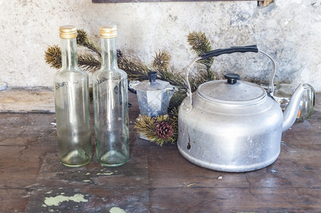 放厨房茶壶咖啡和两个瓶子桌上的旧物品覆盖烹饪图片