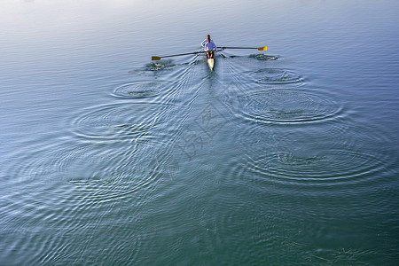健康两人乘船在宁静的湖上划船碳强图片