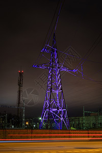供应力量高压塔晚上用紫罗灯照亮网络图片