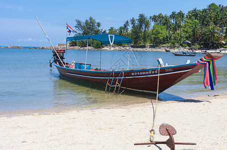 支撑美丽的异国情调泰安达曼海传统长尾船热带海滩图片