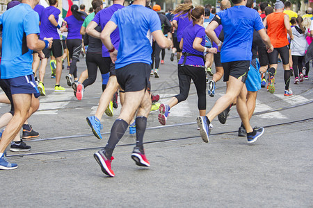 团体马拉松赛跑者在城市公路上奔跑运动的腿竞争高清图片素材