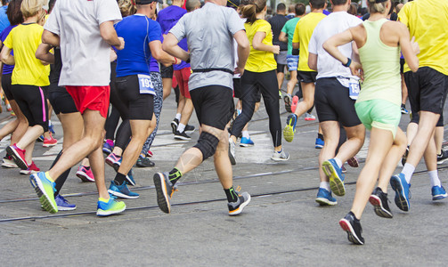 娱乐户外马拉松赛跑者在城市公路上奔跑挑战耐力高清图片素材