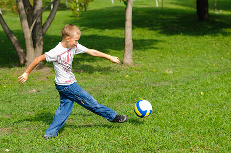 运动脚丫子小男孩在野外的草地上玩球可爱的背景图片
