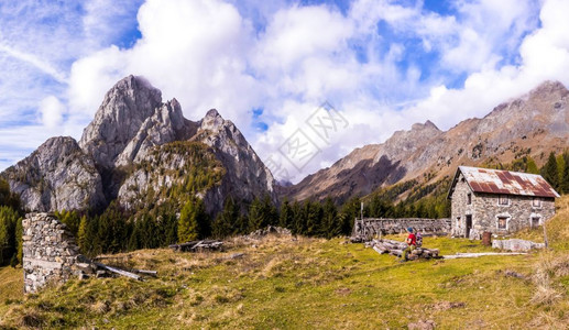 山地间徒步的旅行者图片