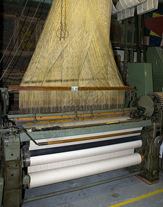 棉在大织布的花上做纺织框架男人图片