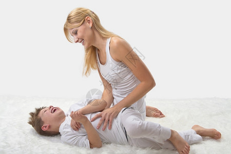 休息父母家庭亲和儿子睡前做瑜伽图片