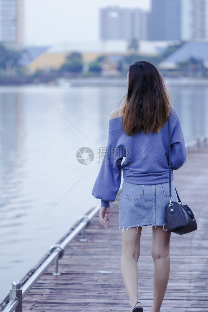 女士妇在木桥上行走秋天泰国图片