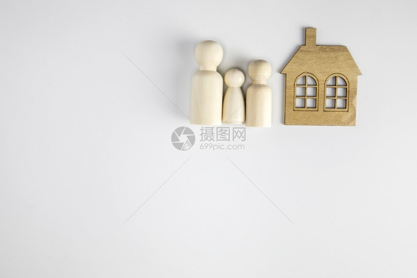 安全的住房婚姻白色背景的房子附近家庭纸图快乐的家庭和概念父母和孩子的背景有复制空间房子附近的家庭纸图白色背景图片