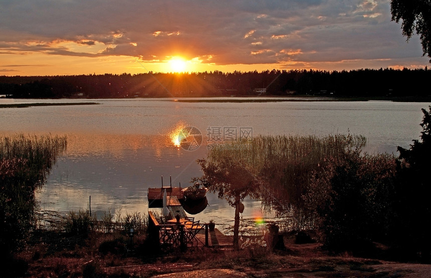 斯堪的纳维亚反思在瑞典瓦尔姆兰和平的多彩日落在湖边有天空反射的湖泊上航行船和平花色日落湖边的船只一种图片