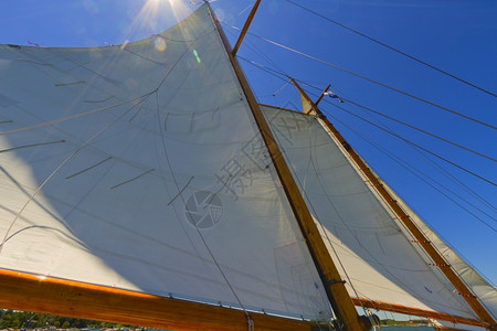 闲暇海航的私人帆船游艇吊杆帆和操纵风景图片