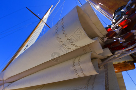 激动桅杆私人帆船游艇的吊杆帆和操纵风景蓝色的图片
