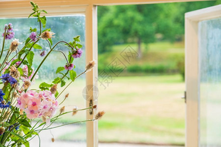 云叶子英国柴郡峰区莱姆庄园豪宅的鲜花和窗景建造图片