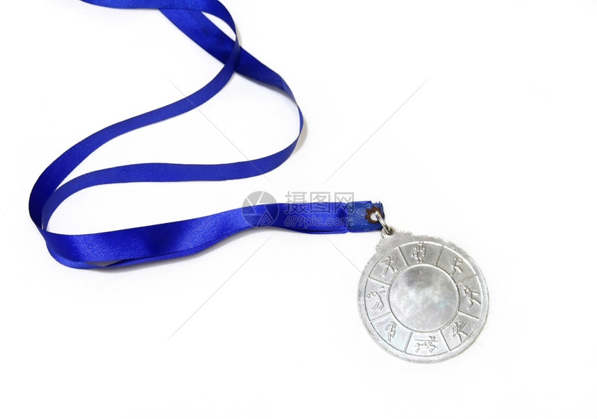 红色的足球胜利者白背景孤立的银质平面金属奖章图片