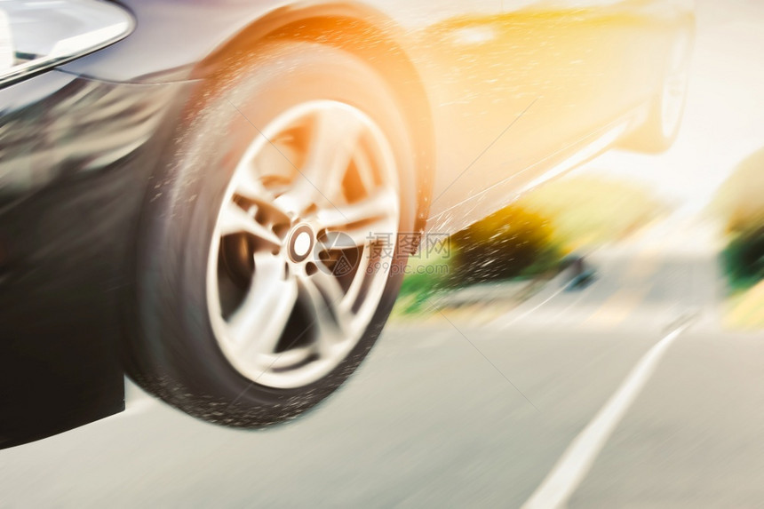 涉及碰撞危险的车辆在高速公路上行驶途中失去控制造成图片