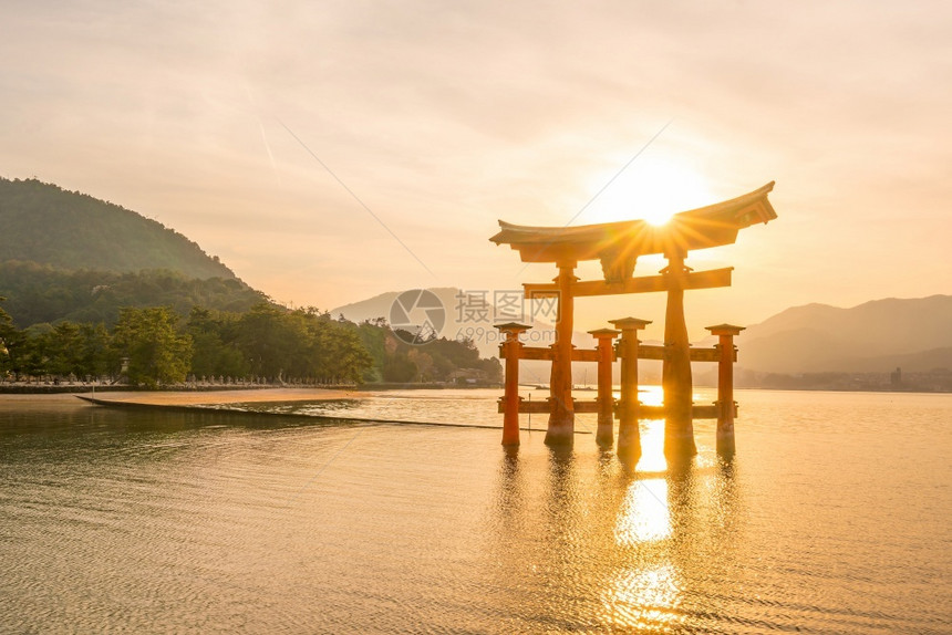 亚洲日本广岛宫落时水神社的漂浮大门橙游客图片