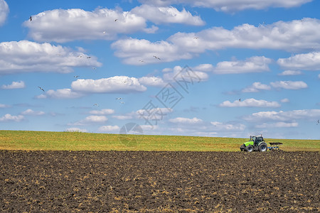 拖拉机为种植准备田地农业和艺概念打扫中耕机景观收成高清图片素材