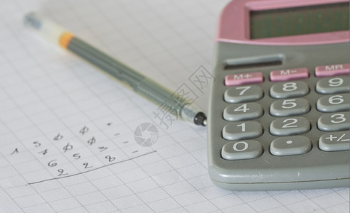 金融塑料计算器笔和纸上的数值预图片