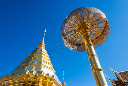 泰国北部公共寺庙的金塔和伞式雨在泰国北部东祈祷文化图片