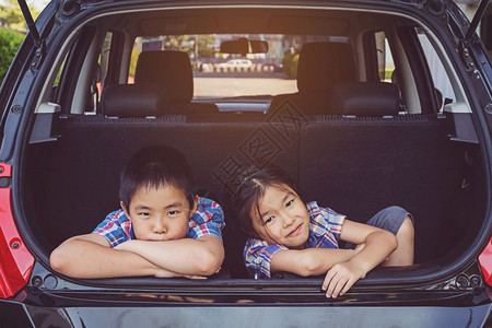 驾驶欢乐的一家人在路上旅行坐车轮中假期白色的家庭高清图片素材
