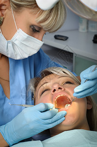 做牙齿手术的患者图片
