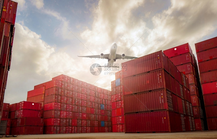 仓库码头盒子飞机在集装箱物流上空飞行集装箱危机货运物流业出口用集装箱船在港口进行卡车运输航空图片
