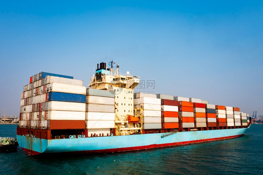 经济的交货进口大型集装箱货船在进出口业务服商贸易物流和国际集装箱货船在公海运输图片