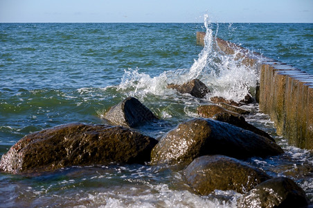 打破海浪和风暴冲击防波堤海浪溅起罗的浪溅起波罗的海浪和风暴一种喷图片