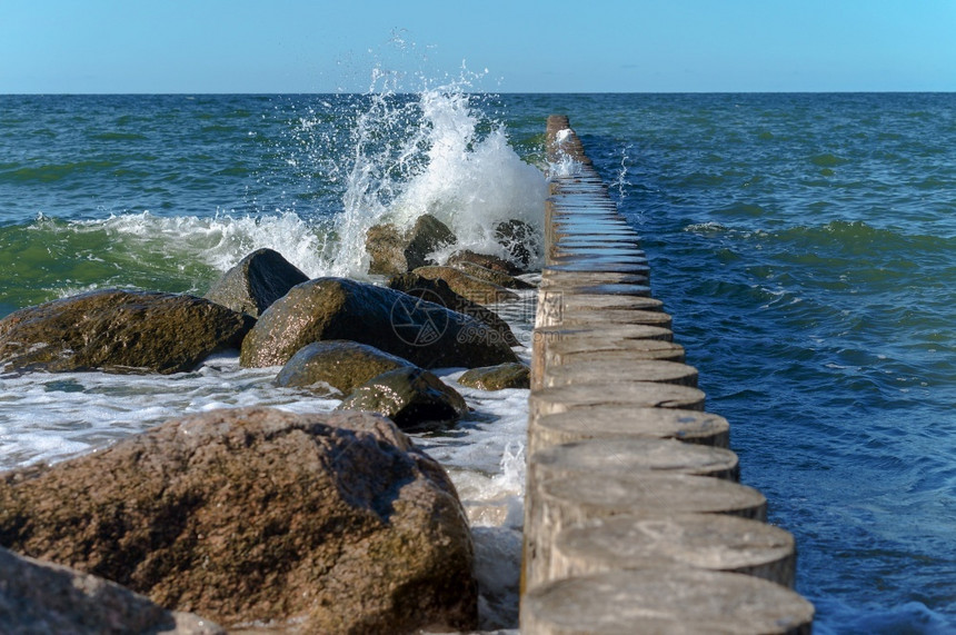 海洋绿松石浪和风暴冲击防波堤海浪溅起罗的浪溅起波罗的海浪和风暴喷图片