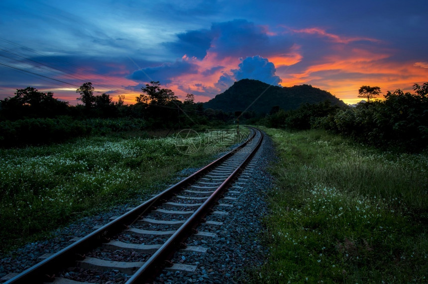 运动系统铁路或以对抗日落时的美丽夜天空农村铁路工业地貌农村铁路业交通图片