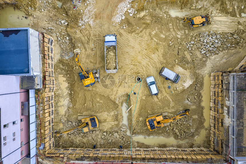 活动在建筑工地作的重型建筑设备无人驾驶飞机从空中向外观飞行装载机工程图片