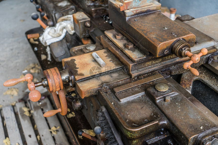 德国废弃的工业大厅里一个古老的生锈和油脂薄纱的详细信息磨节重的图片