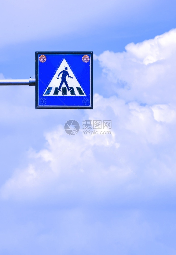 老的建筑学垂直框中白色云雾模糊和蓝天空背景色的覆盖电动行人横穿路标牌交通图片