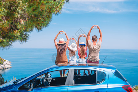 旅游坐着喜悦家庭暑假欧洲期和汽车旅行概念夏季汽车旅行和年轻家庭度假图片