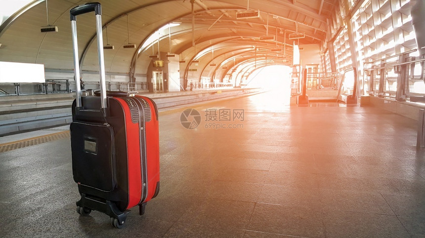 Trolley行李放在火车站的地板上运输旅行和游的概念行和游包航班终端图片
