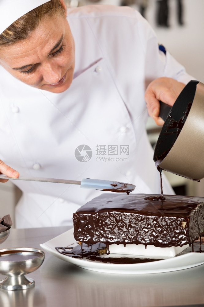 诱惑帽子盘厨房的糕点师装饰巧克力蛋糕图片