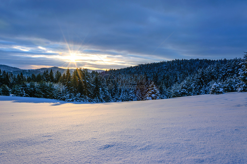 早晨清日出时的雪山图片