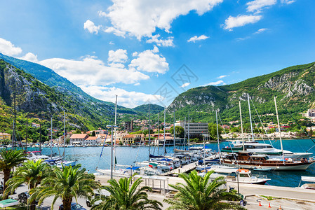 夏天航海的停泊季日在科托港的摩尔德亚马赛在科托尔的黑山摩德亚马赛图片