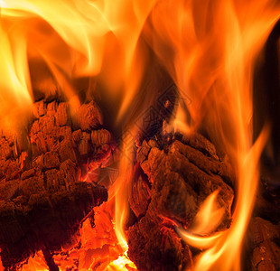 在壁炉里烧柴火的一在火炉里烧柴砖热情发光的图片